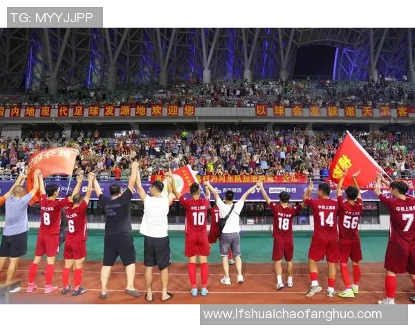 足球闪电图片展现速度与激情的完美结合，感受赛场上的瞬间魅力与力量